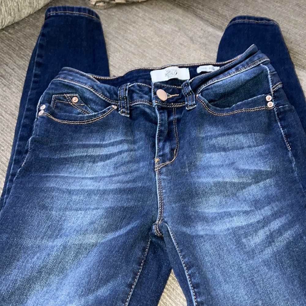 Wanna Betta Butt? Size 7/28 Mid rise ripped  jeans